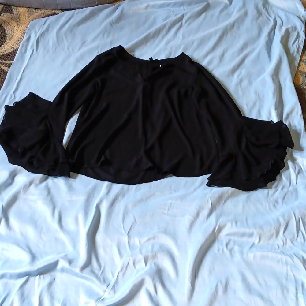 Bobeau small blouse with bell bottom tiered sleeves